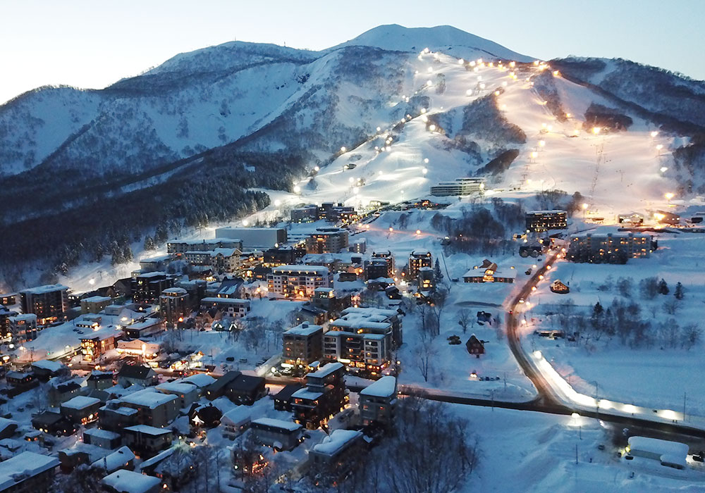 Snow-covered ski slopes and luxury winter resorts in Niseko, Japan, showcasing the region’s top ski hotels and winter travel atmosphere.